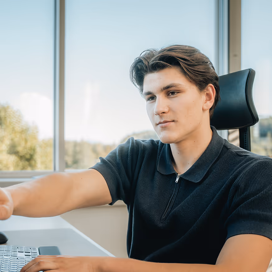 Manuel Seifert bei der Arbeit am Schreibtisch