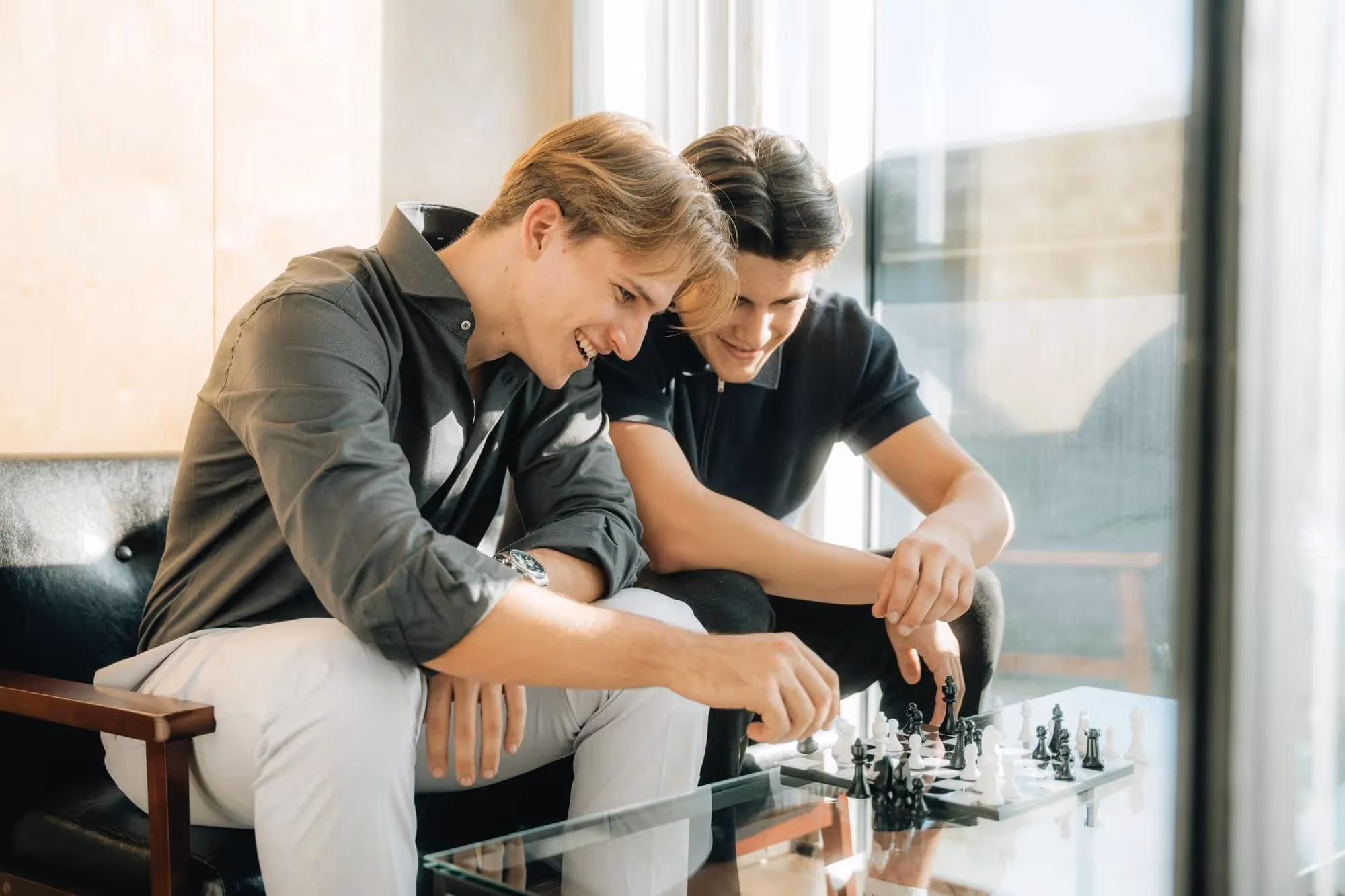Zwei Mitarbeiter beim Schachspiel in der FourLead-Lounge